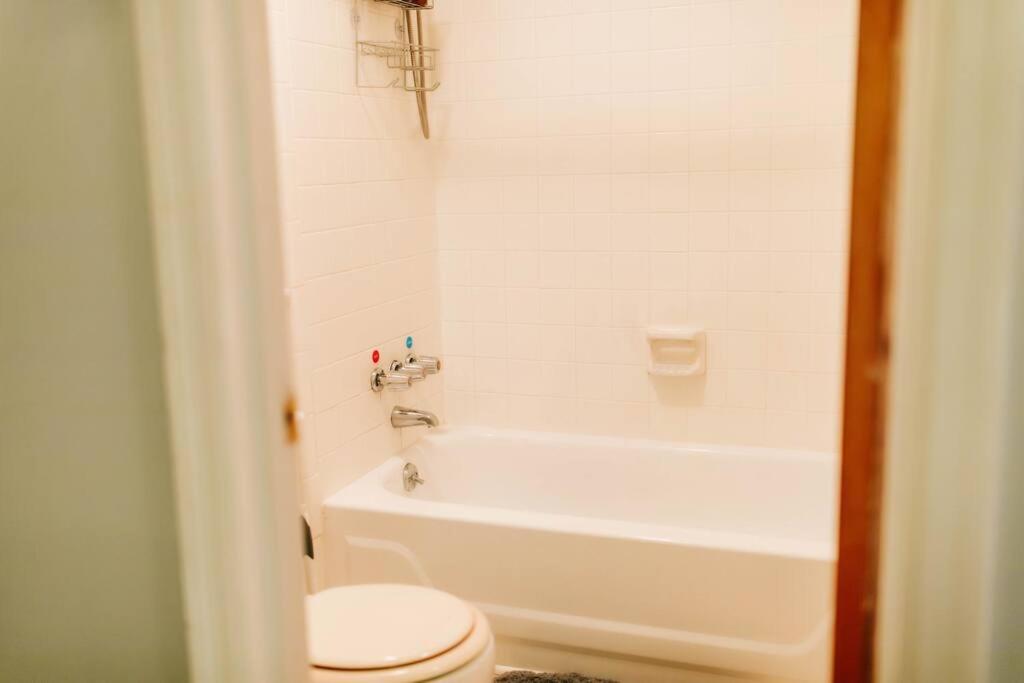 Cozy 3-Bed Athens Getaway, Right Near Uga! Apartment Ngoại thất bức ảnh